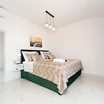 فيلة Adria Maria 2 *
