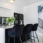 فيلة Adria Maria 2 *